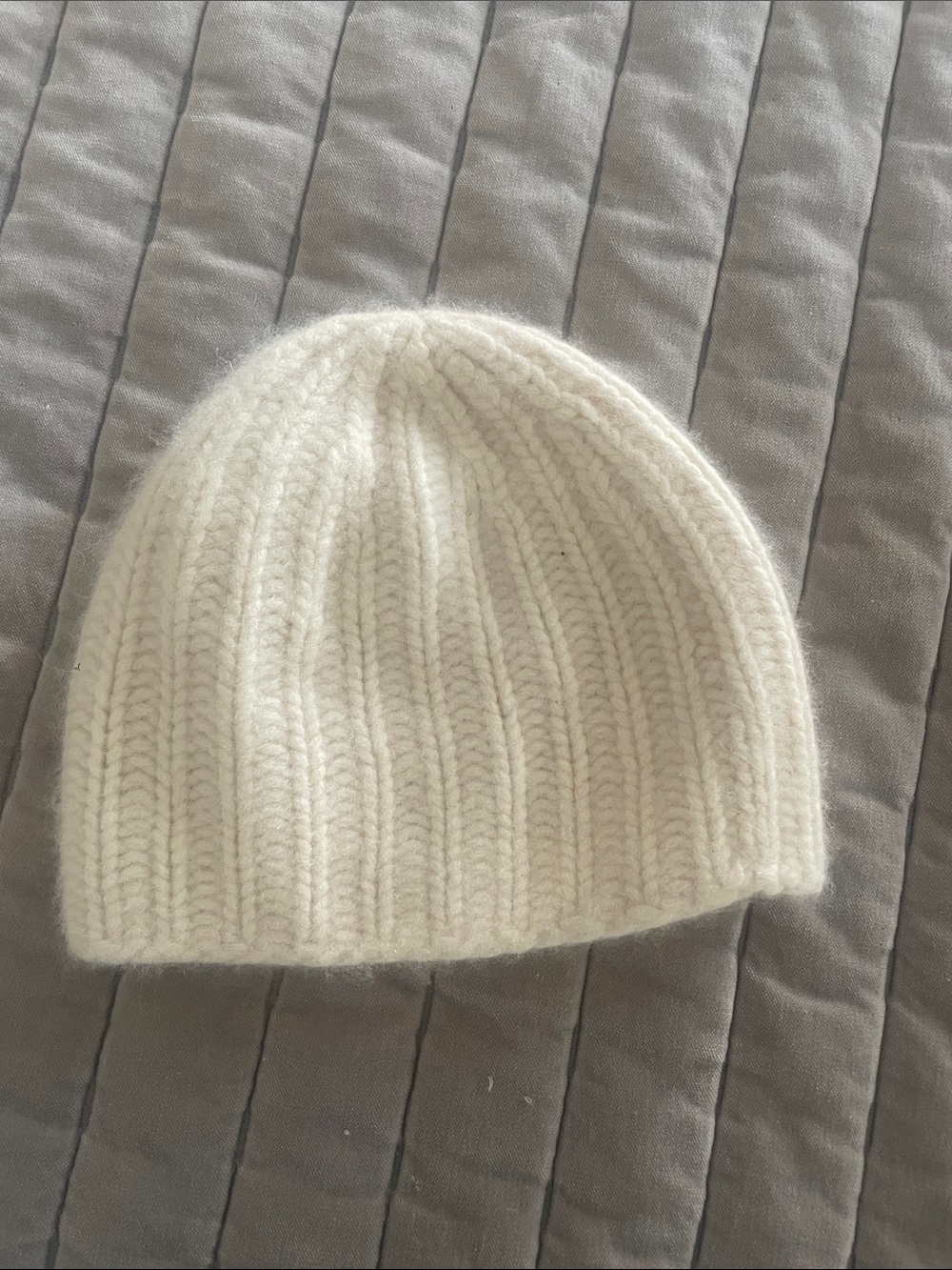 Banana Republic Cashmere beanie hat Ivory fluffy one size